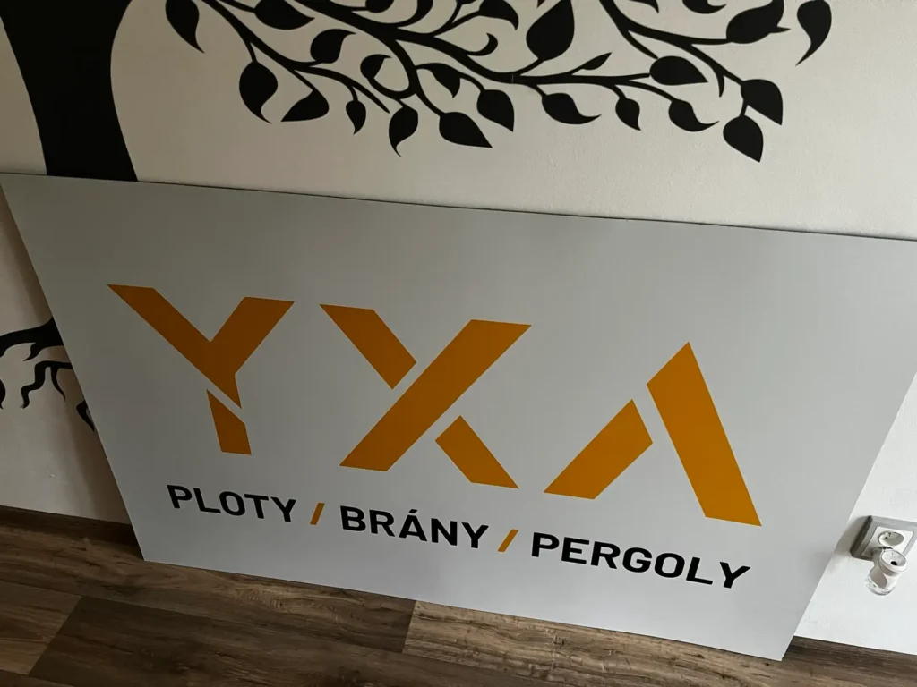 Bílý reklamní poutač z AL kompozitu s žluto černým polepem